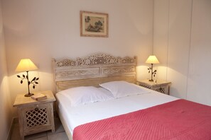 1 bilik tidur, kalis bunyi, seterika/papan seterika 