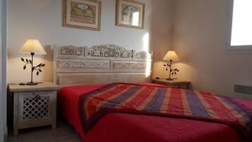 1 bedroom, soundproofing, iron/ironing board, cribs/infant beds
