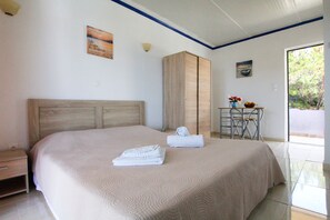 Estúdio panorâmico, 1 cama Queen, vista para o mar | Cofres nos quartos, ferros/tábuas de passar roupa, Wi-Fi de cortesia