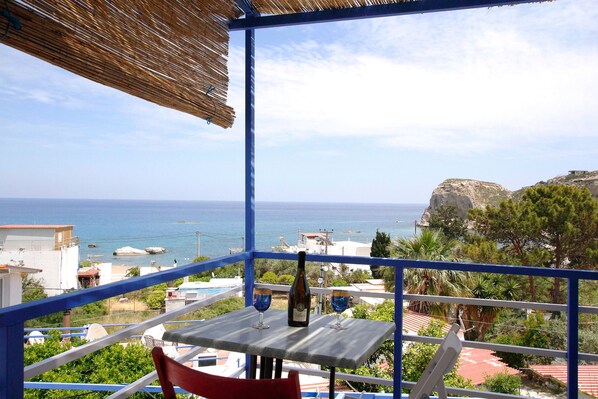 Estúdio panorâmico, 1 cama Queen, vista para o mar | Terraço/pátio