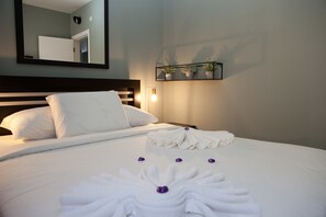 Caja de seguridad en la habitación y tabla de planchar con plancha