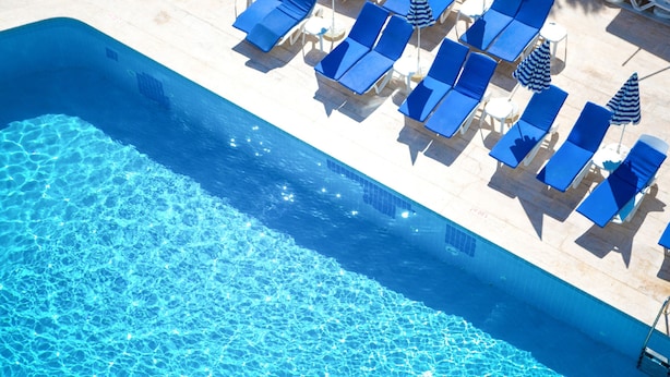 A clear blue pool with lounge chairs and umbrellas. - Ponz Boutique Hotel (Kusadasi)
