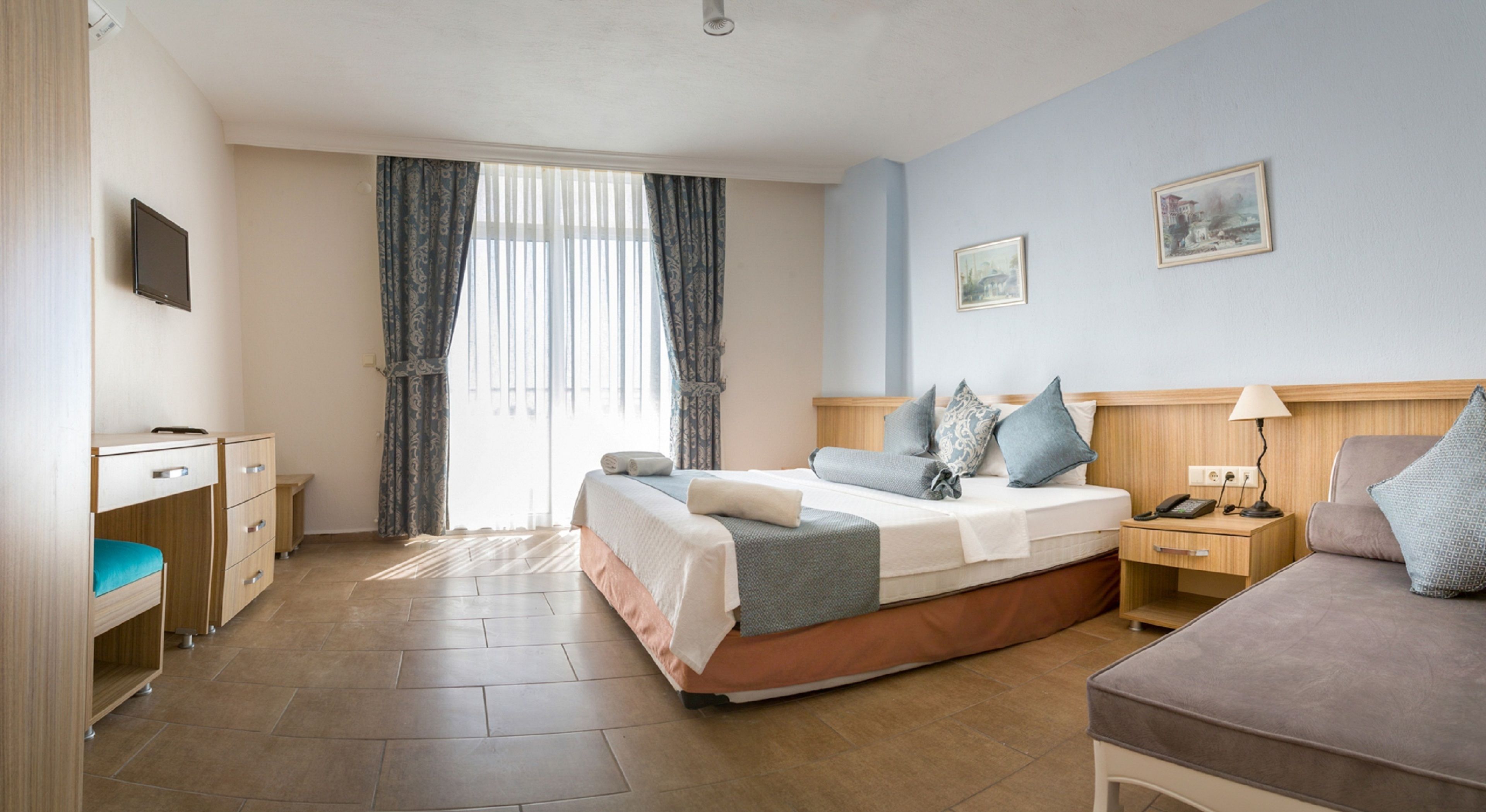 XXX Deluxe Room | Minibar, insonorización y ropa de cama 