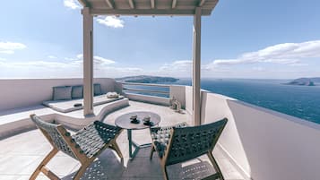 Luxe Suite, Hot Tub | Biancheria da letto di alta qualità, minibar, una cassaforte in camera