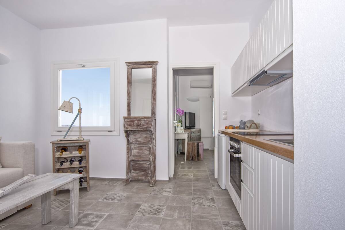 grand villa, private pool | private kitchen | fridge