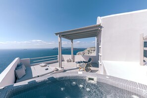 Luxe Suite, Hot Tub | Ylelliset vuodevaatteet, minibaari, tallelokero huoneessa