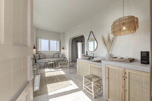 Luxe Suite, Hot Tub | Premium bedding, minibar, in-room safe, individually decorated - Grand View (Santorini)