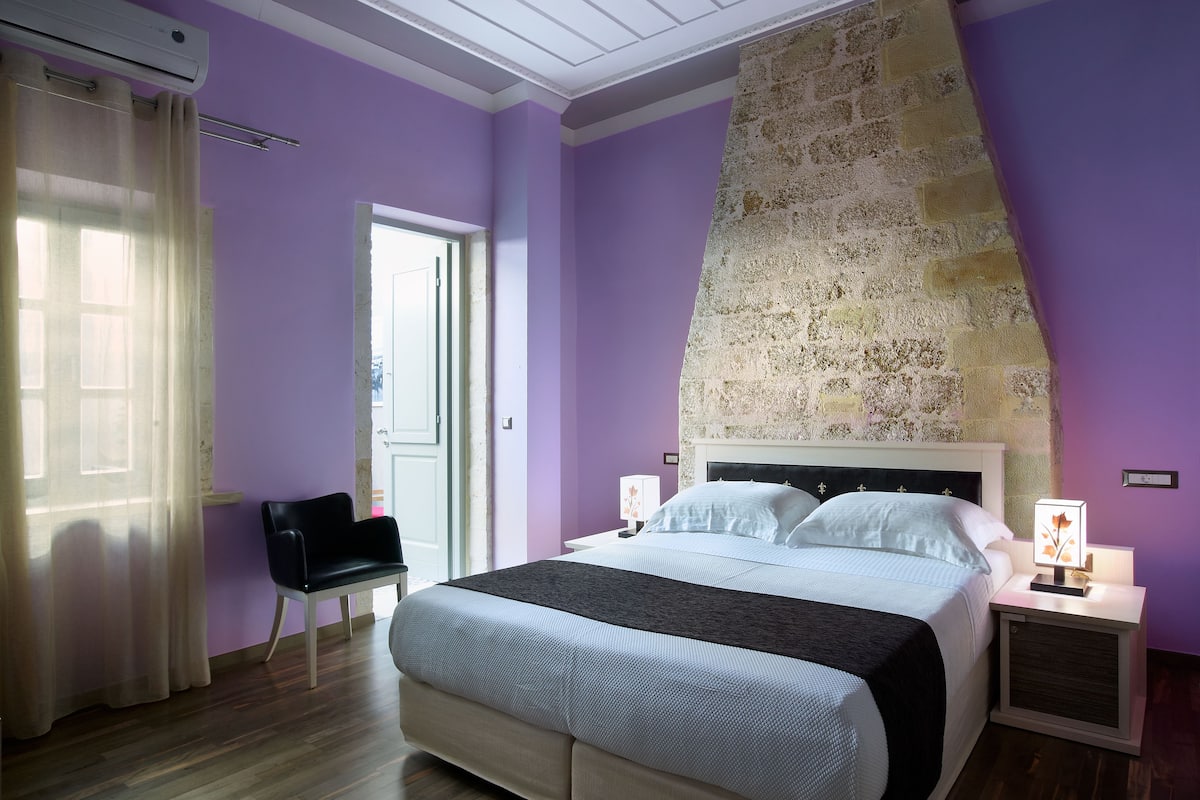 Lakens van Egyptisch katoen, luxe beddengoed, een kluis op de kamer