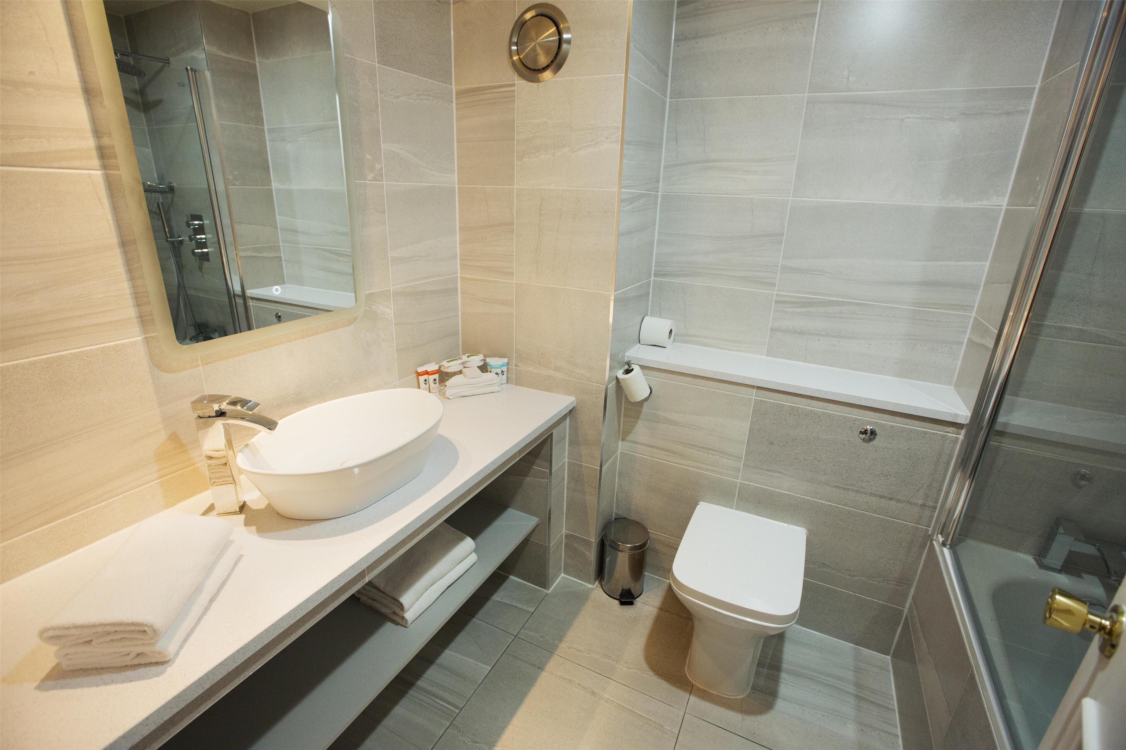 standard twin room | bathroom | combined shower/bathtub, free toiletries, hair dryer, towels