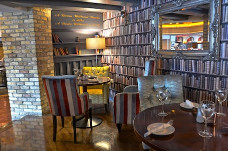 Bar (en la propiedad). Anner Hotel