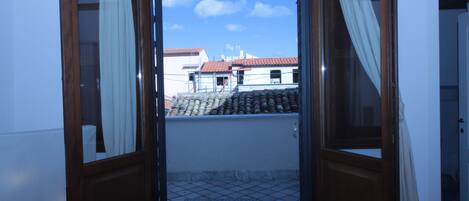 Quarto solteiro, banheiro privativo | Terraço/pátio