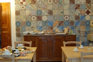 Daily buffet breakfast for a fee
