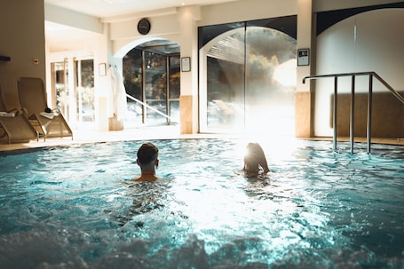 Indoor pool, outdoor pool, pool loungers. Vulkanlandhotel Legenstein