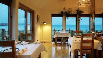 Petit-déjeuner et dîner servis sur place, vue sur la mer 