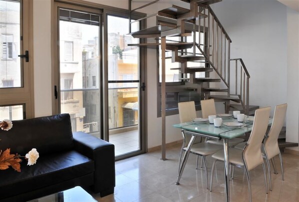 Maisonette, 3 Schlafzimmer | Wohnzimmer | 32-Zoll-Fernseher mit Satellitenempfang