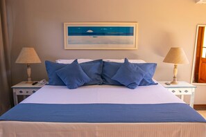 Minibar, tabla de planchar con plancha, wifi gratis y ropa de cama 