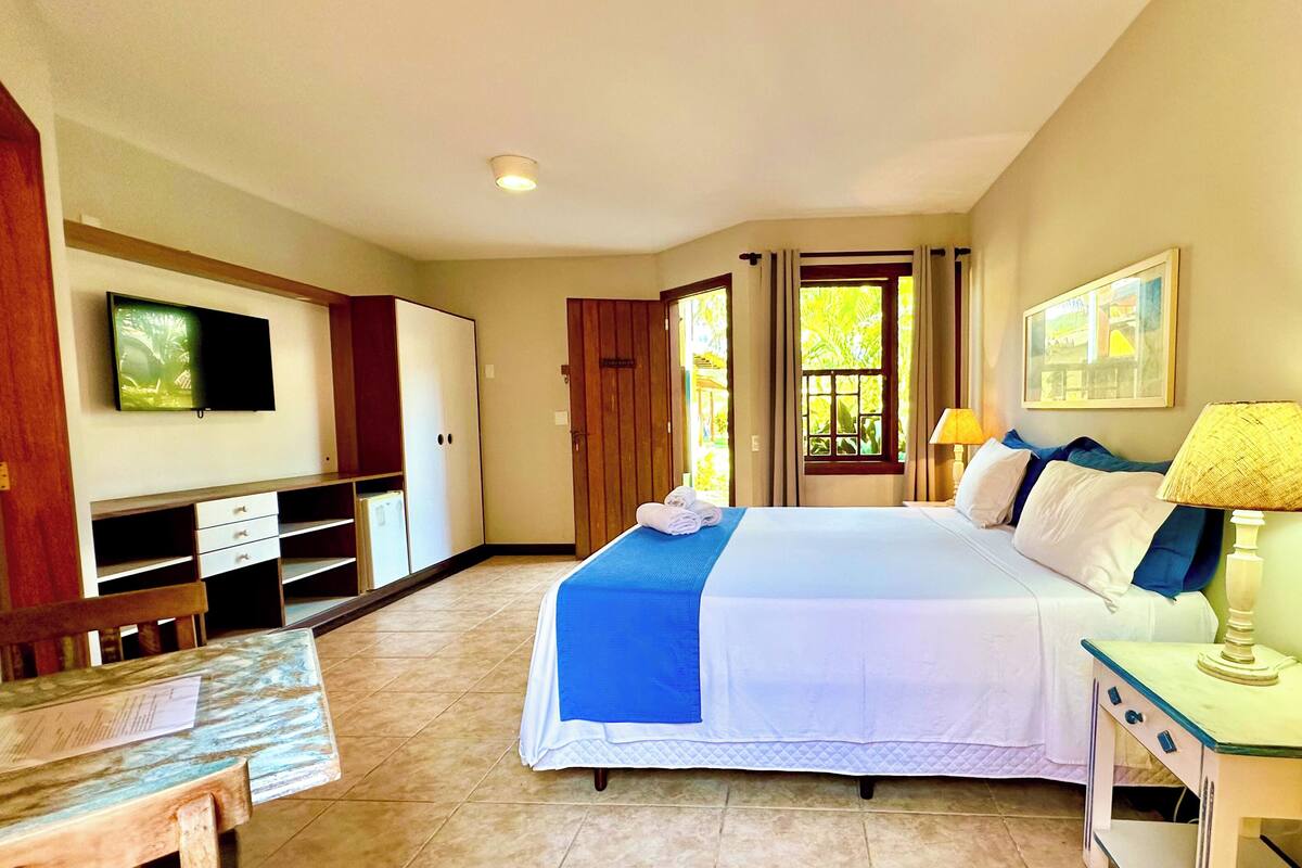 superior room, jetted tub | minibar, desk, iron/ironing board, free wifi