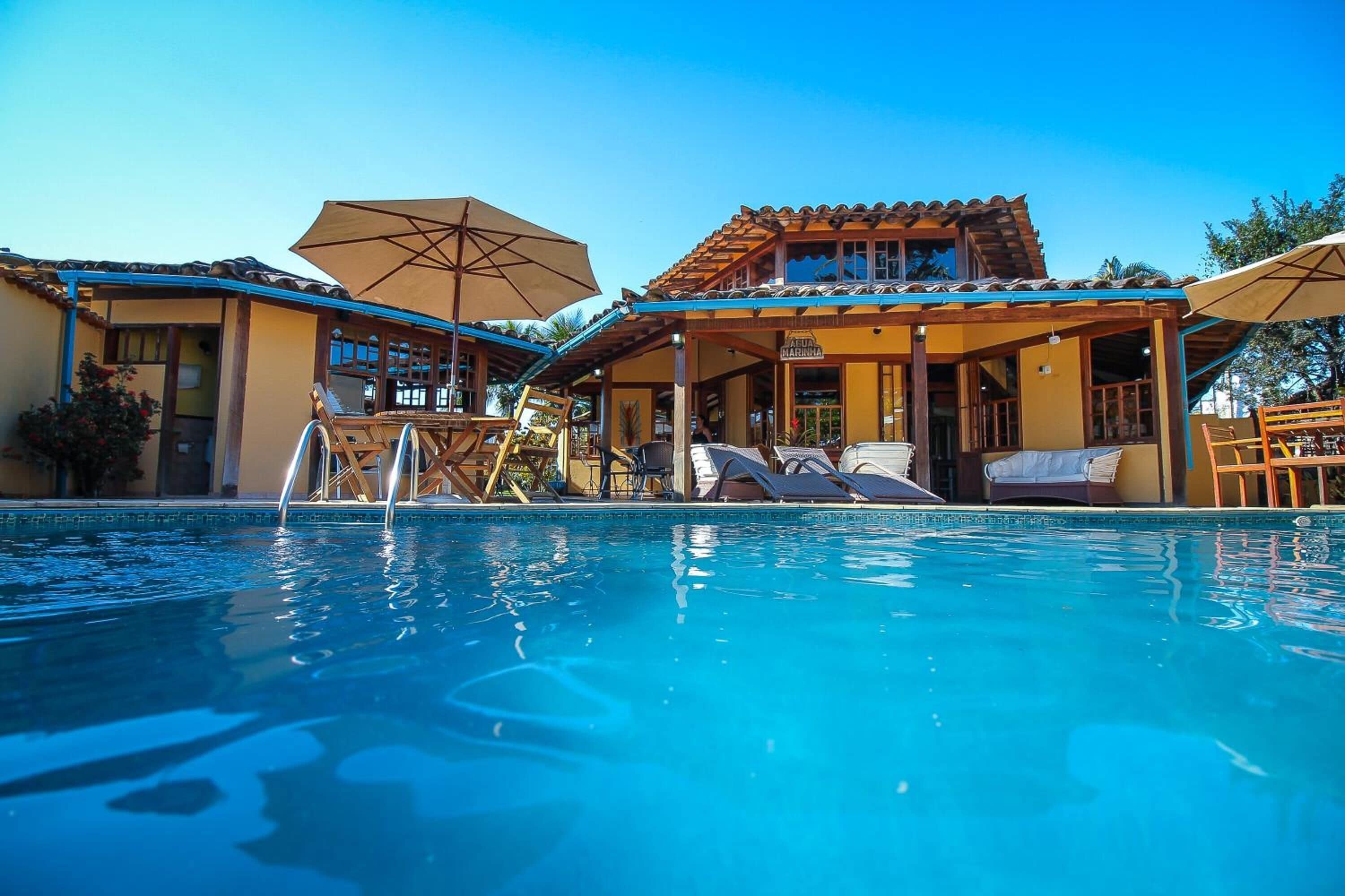 室外游泳池，池畔遮阳伞，日光浴躺椅