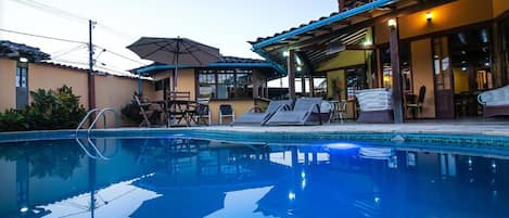 Outdoor pool, pool umbrellas, sun loungers