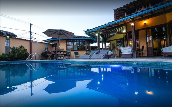 Outdoor pool, pool umbrellas, sun loungers