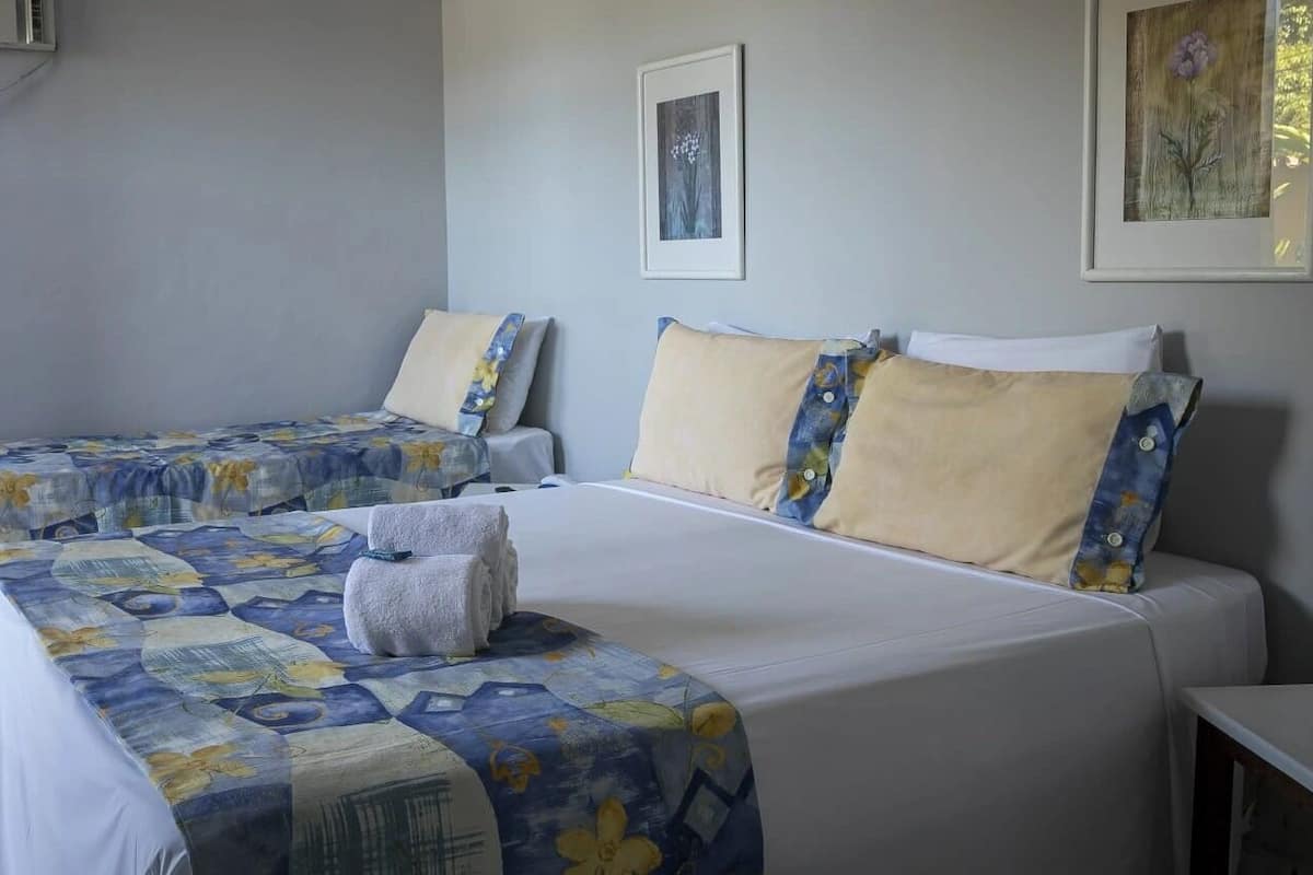 Habitación triple estándar | Minibar, tabla de planchar con plancha, wifi gratis y ropa de cama
