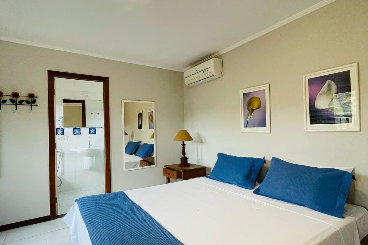 Habitación superior | Minibar, tabla de planchar con plancha, wifi gratis y ropa de cama