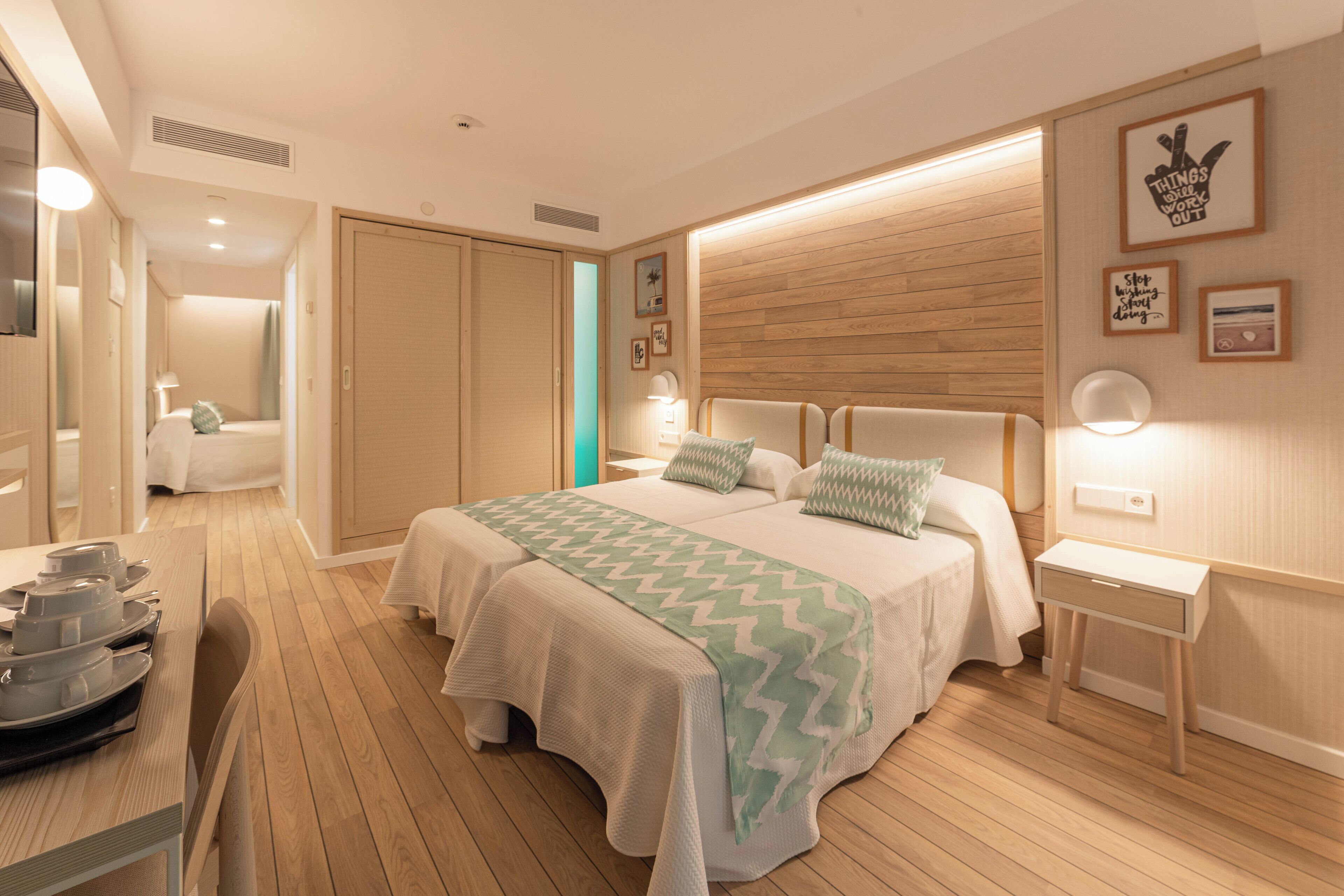 Escritorio, cortinas blackout, sistema de insonorización y wifi gratis 