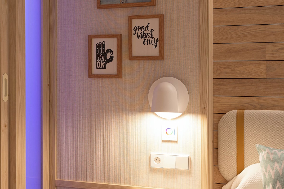 Escritorio, cortinas blackout, sistema de insonorización y wifi gratis