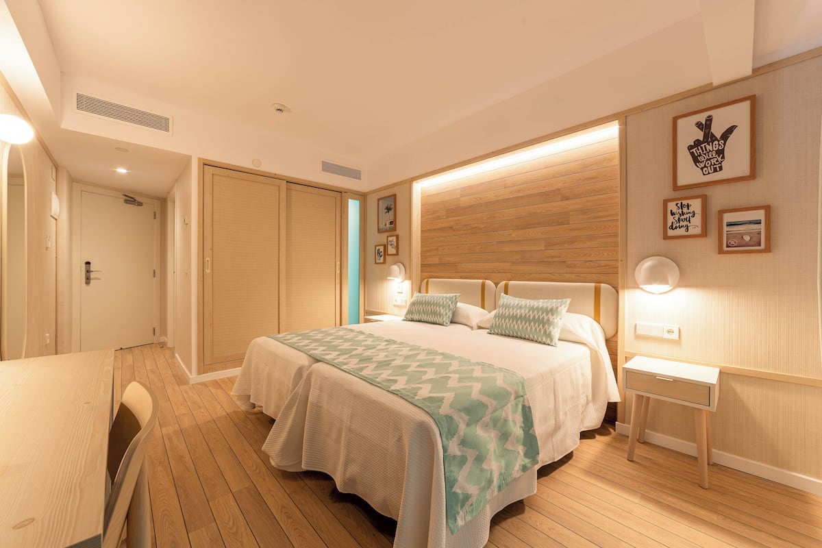 Escritorio, cortinas blackout, sistema de insonorización y wifi gratis