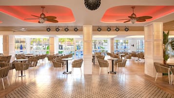 2 bars, bar en bord de piscine