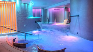 A spa area with a hot tub, seating, and a water feature. - Hotel Ambassador Playa II (Benidorm)