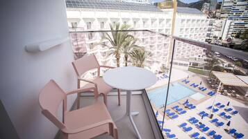 Habitación estándar con 2 camas individuales, vistas a la piscina | Vistas desde la habitación