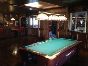 2 quầy bar/khu lounge, quầy bar bên hồ bơi