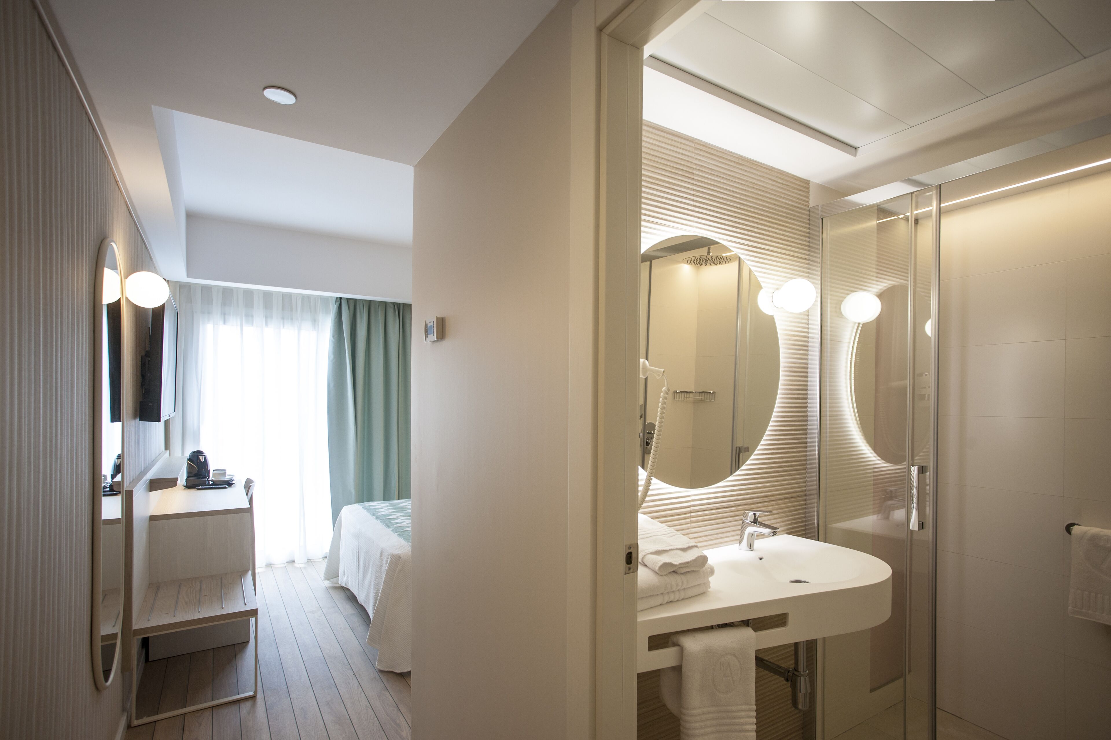 1 bedroom, desk, blackout curtains, soundproofing