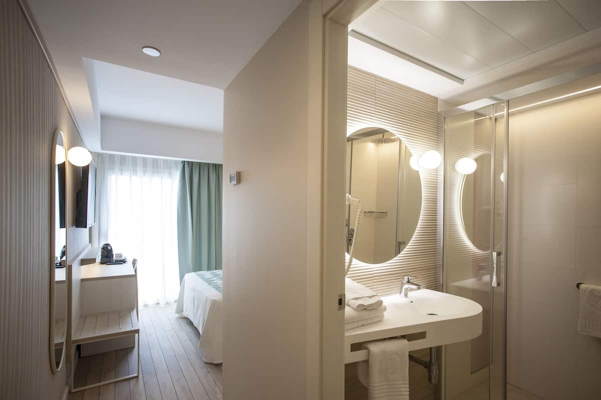 1 bedroom, desk, blackout curtains, soundproofing