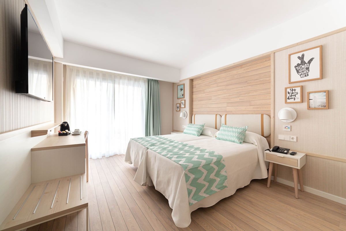 1 bedroom, desk, blackout curtains, soundproofing