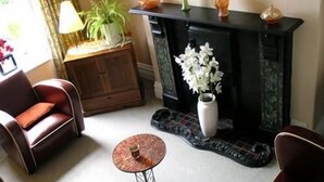 Flat-screen TV - Marisha's Guest House (Bath)