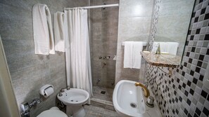 Standard-Doppel- oder -Zweibettzimmer | Badezimmer | Regendusche, kostenlose Toilettenartikel, Haartrockner, Bidet