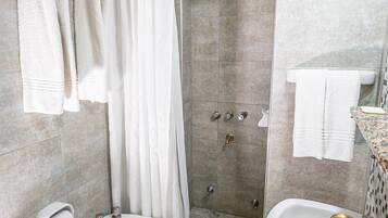 Habitación estándar con 1 cama matrimonial o 2 individuales | Ropa de cama de alta calidad, edredón y camas con pillow-top