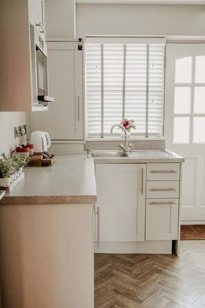 Terrace Studio Room | ครัวส่วนกลาง | เก้าอี้กินข้าวสำหรับเด็ก