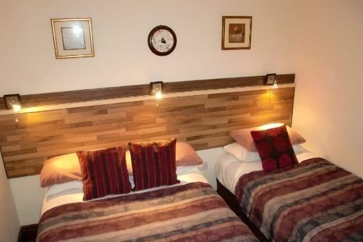 Suite, Ensuite (2 Ad & 1 Ch (Under 16yrs))