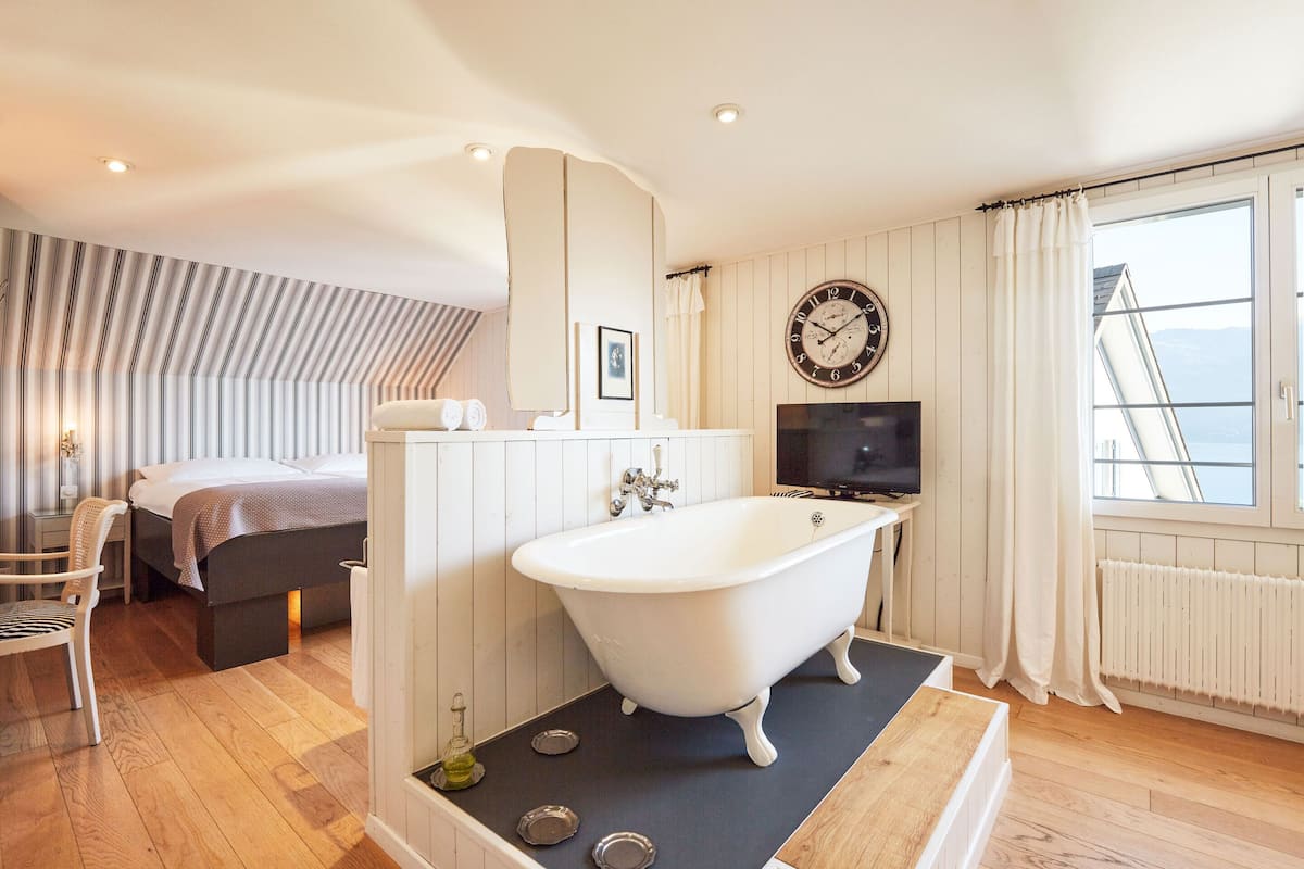 deluxe double room | 1 bedroom, hypo-allergenic bedding, in-room safe, desk