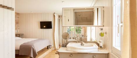 Hypo-allergenic bedding, in-room safe, desk, soundproofing