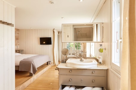 Quarto casal luxo | Roupas de cama antialérgicas, cofres nos quartos, escrivaninha