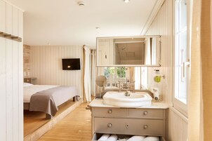 Deluxe-dobbeltværelse | Allergivenligt sengetøj, pengeskab på værelset, skrivebord, lydisolering