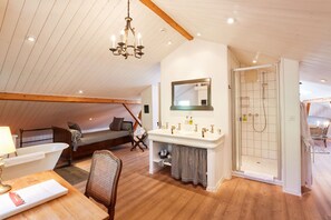 Roof Top Suite | เครื่องนอนป้องกันสารก่อภูมิแพ้, ตู้นิรภัยในห้องพัก, โต๊ะทำงาน