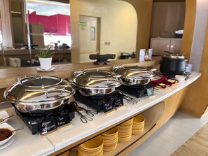 Petit déjeuner buffet servi tous les jours en supplément