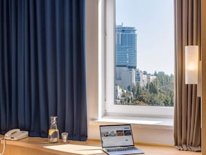 Cofres nos quartos, escrivaninha, espaço de trabalho para notebook
