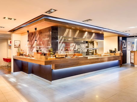 朝食、ランチ、ディナーに営業. イビス キーウ シティ センター