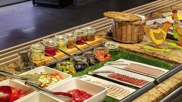 Petit déjeuner buffet servi tous les jours en supplément